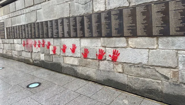 Mains-rouges-taguees-sur-le-memorial-de-la-Shoah-ouverture-du-proces-a-Paris.jpeg