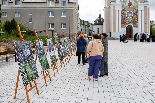 У Городку відкрили фотовиставку про давні українські, єврейські та польські некрополі