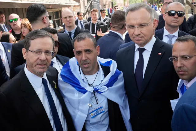 Президенти Ізраїлю та Польщі і вцілілі у Голокост пройшли Маршем живих в Освенцимі