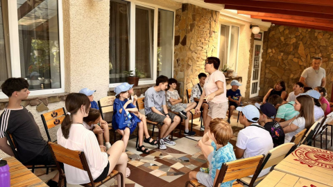 Учасники освітньої подорожі AJT Junior під час заняття