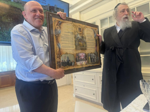 Рабин Ісаак Шапіра вручає відзнаку генеральному директору ESJF Philip Carmel