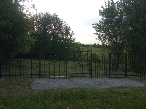 Нова металева огорожа єврейського кладовища Буцні