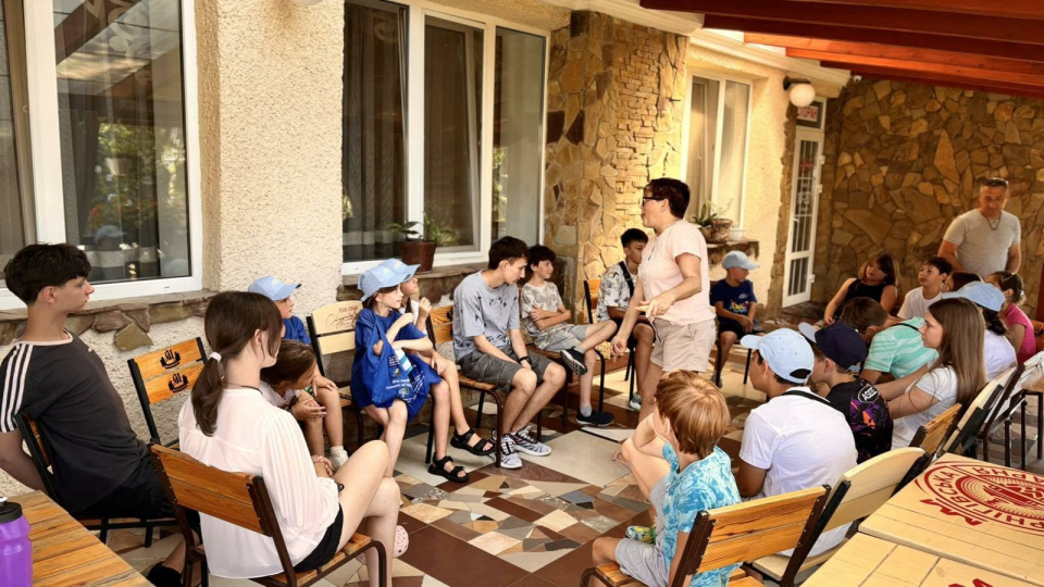 Учасники освітньої подорожі AJT Junior під час заняття
