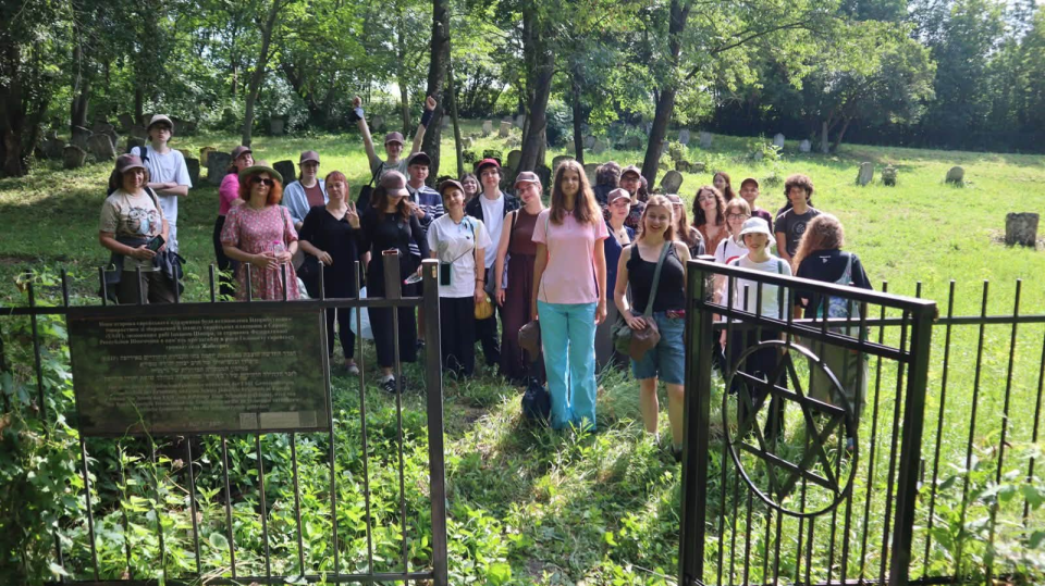 Учасники польового табору ESJF на єврейському кладовищі