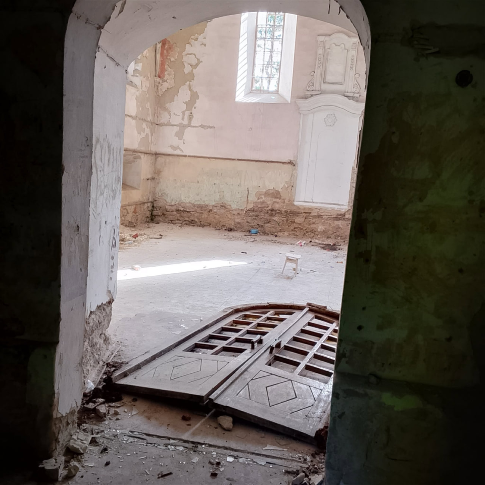 У Гусятині вандали руйнують старовинну синагогу